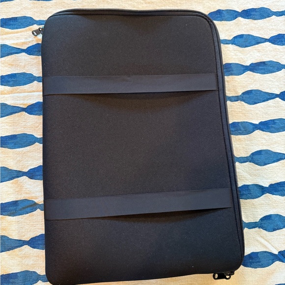 Tom Bihn Cache 15D MacBook Black Laptop Sleeve - Picture 1 of 5